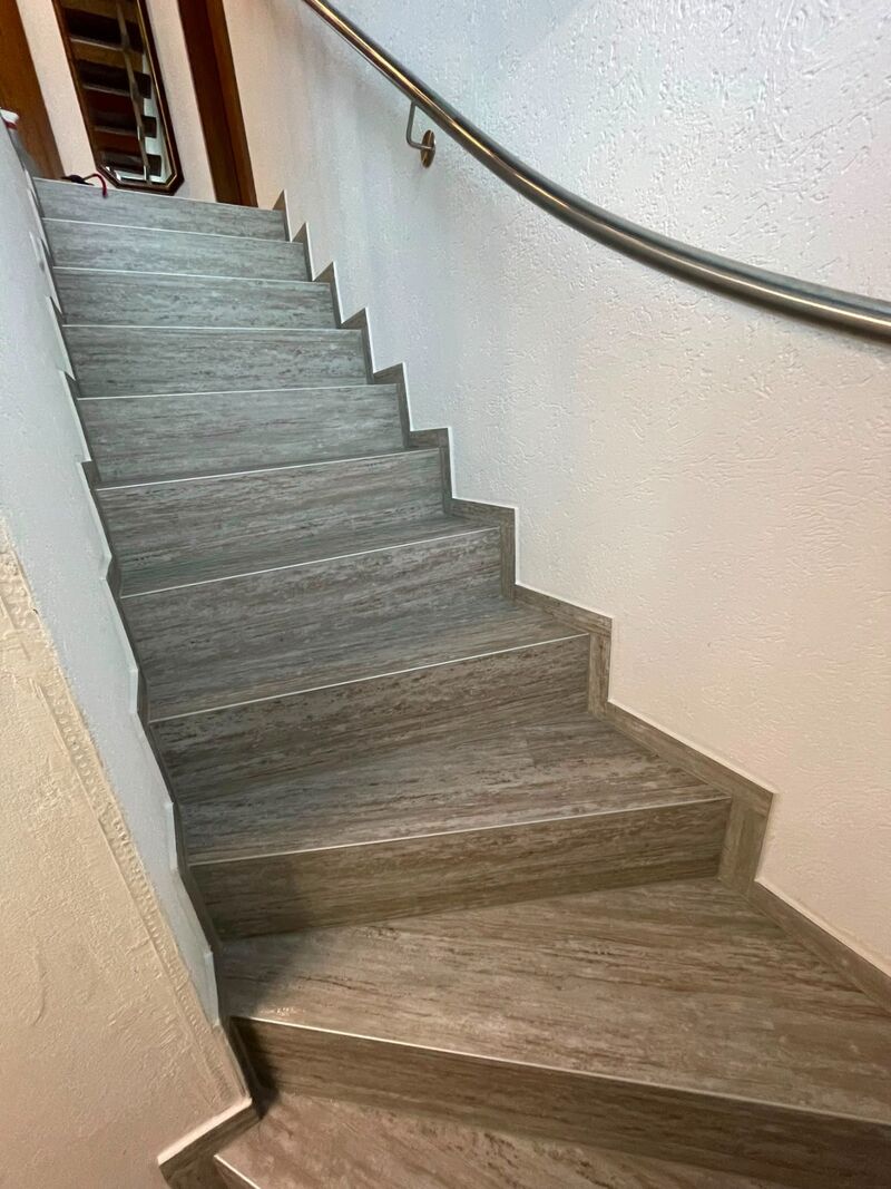 Treppenhaus mit Edelstahl-Handlauf