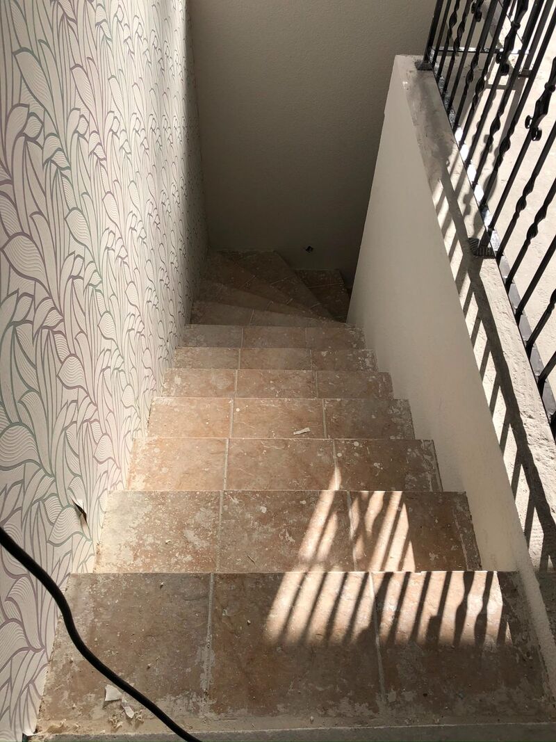 Treppe mit Schmiedeeisen-Geländer – vorher